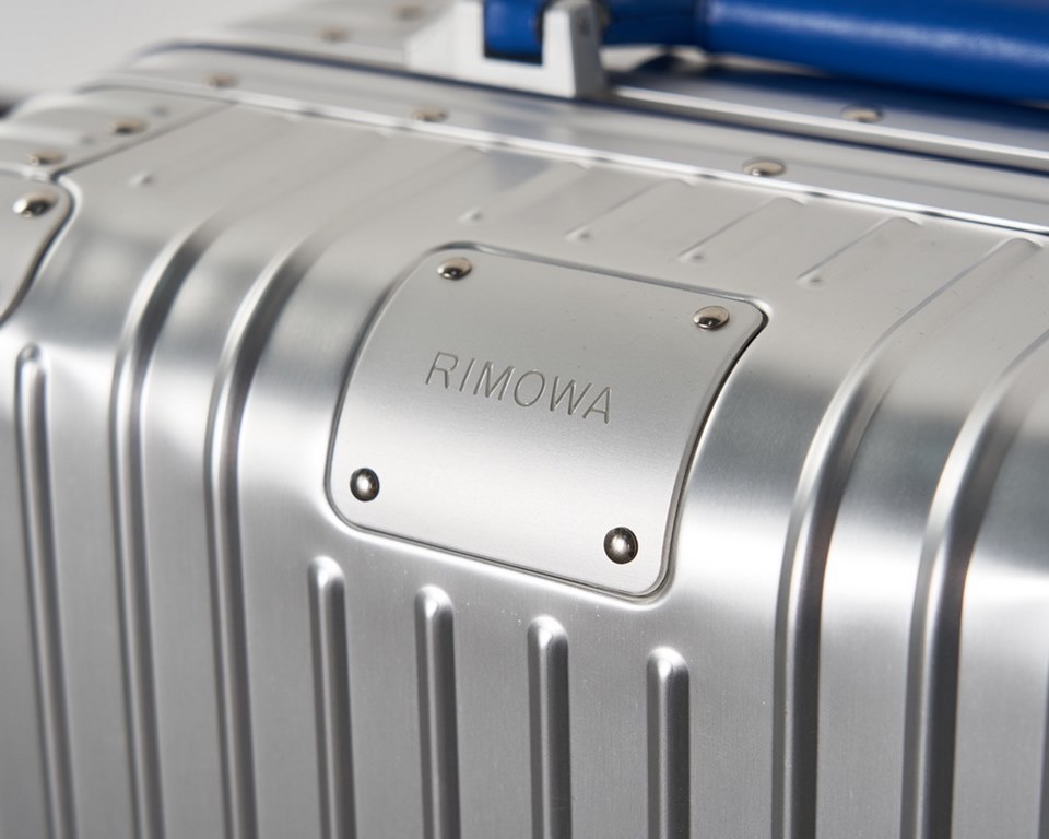 rimowa Germany counter zimmerova aluminum Original2019 new limited edition boarding trolley luggage. The highest version of the market, the handles are wrapped in leather, the market ordinary goods are made of plastic on