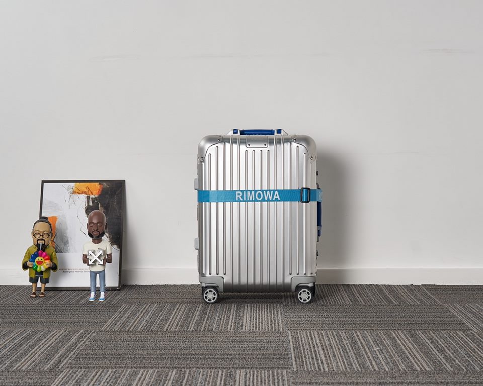 rimowa Germany counter zimmerova aluminum Original2019 new limited edition boarding trolley luggage. The highest version of the market, the handles are wrapped in leather, the market ordinary goods are made of plastic on