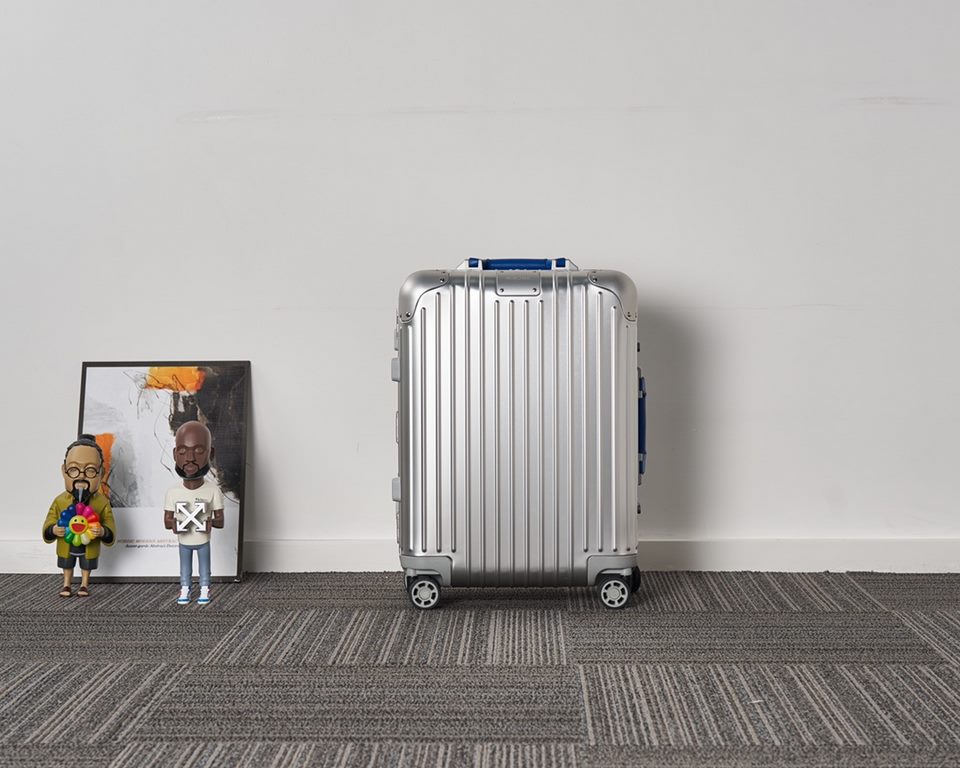 rimowa Germany counter zimmerova aluminum Original2019 new limited edition boarding trolley luggage. The highest version of the market, the handles are wrapped in leather, the market ordinary goods are made of plastic on