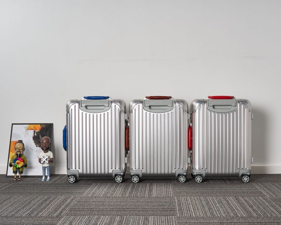 rimowa Germany counter zimmerova aluminum Original2019 new limited edition boarding trolley luggage. The highest version of the market, the handles are wrapped in leather, the market ordinary goods are made of plastic on