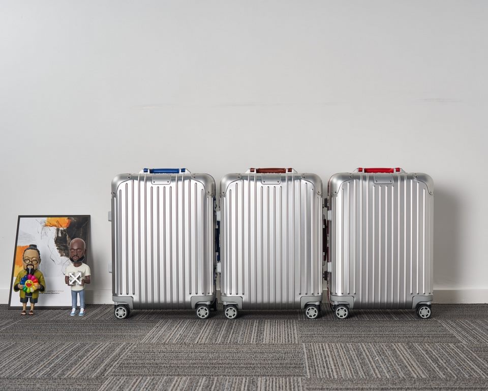 rimowa Germany counter zimmerova aluminum Original2019 new limited edition boarding trolley luggage. The highest version of the market, the handles are wrapped in leather, the market ordinary goods are made of plastic on