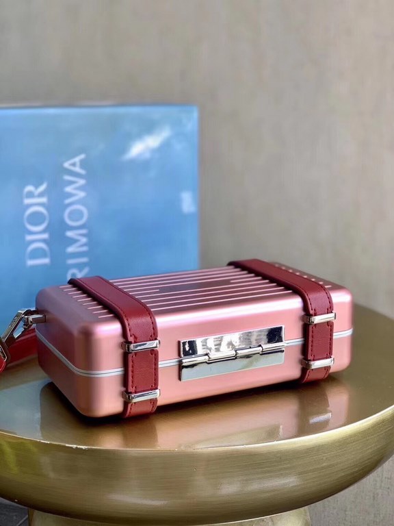 × RIMOWA small boxThis design can definitely attract girls' attention instantly, and the two rings on the side of the small suitcase are also equipped with leather accessories.The      font is embossed on the top, adding