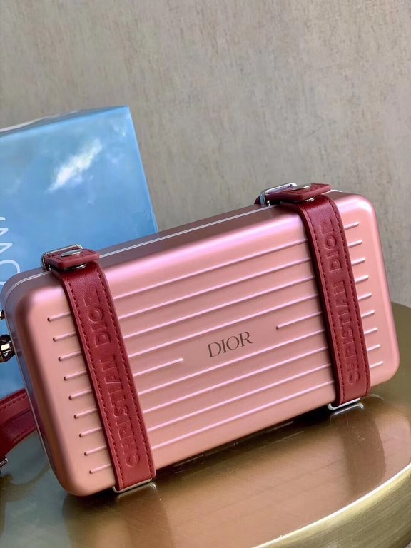 × RIMOWA small boxThis design can definitely attract girls' attention instantly, and the two rings on the side of the small suitcase are also equipped with leather accessories.The      font is embossed on the top, adding