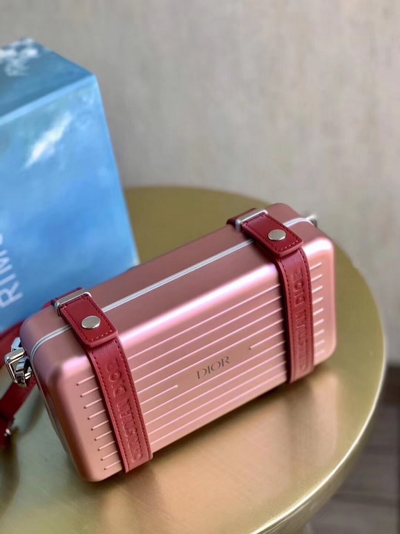 × RIMOWA small boxThis design can definitely attract girls' attention instantly, and the two rings on the side of the small suitcase are also equipped with leather accessories.The      font is embossed on the top, adding