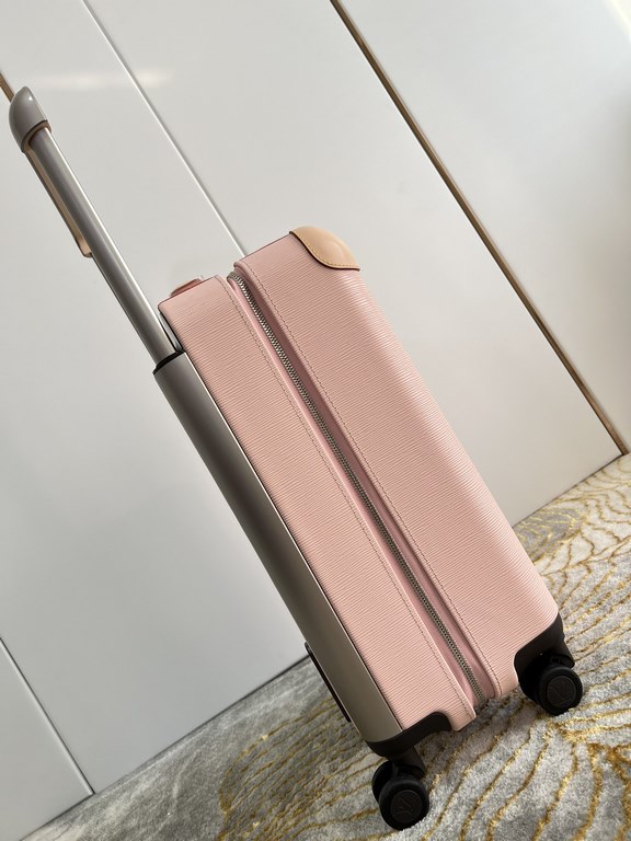 Exclusive Pink Hydrographic Luggage】The new Horizon luggage revolutionizes Louis Vuitton's legendary heritage with a creative twist. The iconic Monogram canvas is embellished with travel appliqués that harken back to the