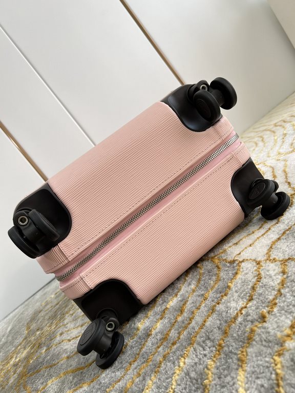 Exclusive Pink Hydrographic Luggage】The new Horizon luggage revolutionizes Louis Vuitton's legendary heritage with a creative twist. The iconic Monogram canvas is embellished with travel appliqués that harken back to the