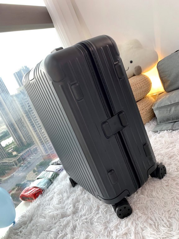 Rimowa Trolley caseluggageUltra-light pc zipper case, must get the same high value trolley case of YiYiChixi! Rimowa Essential new color collection! When you're young, it's all about traveling in style! 20 inchboarding c