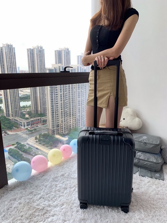 Rimowa Trolley caseluggageUltra-light pc zipper case, must get the same high value trolley case of YiYiChixi! Rimowa Essential new color collection! When you're young, it's all about traveling in style! 20 inchboarding c