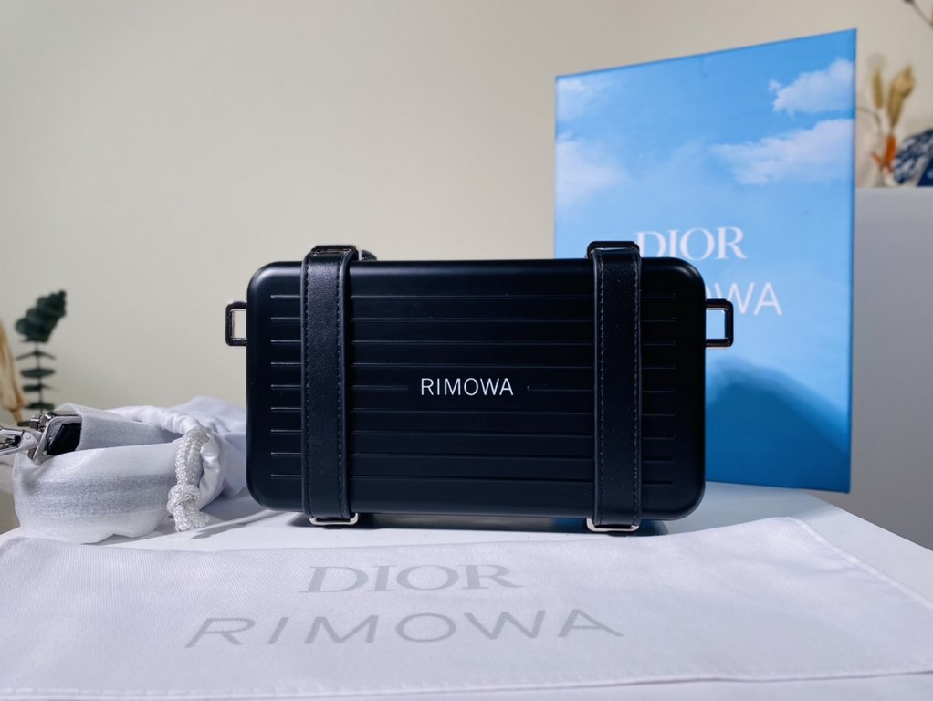 Super practical, total  3 compartments. It's the size of a handbag and can definitely fit an Iphone proMax [laughs][laughs][laughs][laughs][laughs]. With the logo [DIOR and RIMOWA] Logo embellishment is simply handsome [