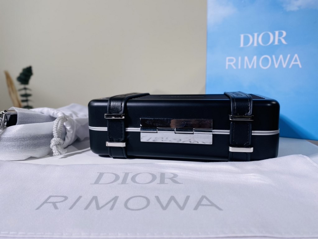 Super practical, total  3 compartments. It's the size of a handbag and can definitely fit an Iphone proMax [laughs][laughs][laughs][laughs][laughs]. With the logo [DIOR and RIMOWA] Logo embellishment is simply handsome [