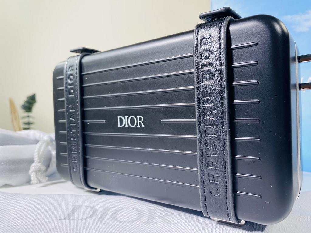 Super practical, total  3 compartments. It's the size of a handbag and can definitely fit an Iphone proMax [laughs][laughs][laughs][laughs][laughs]. With the logo [DIOR and RIMOWA] Logo embellishment is simply handsome [