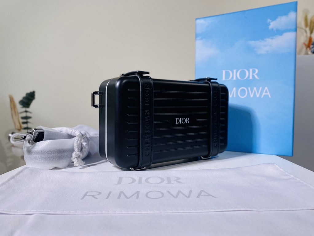 Super practical, total  3 compartments. It's the size of a handbag and can definitely fit an Iphone proMax [laughs][laughs][laughs][laughs][laughs]. With the logo [DIOR and RIMOWA] Logo embellishment is simply handsome [