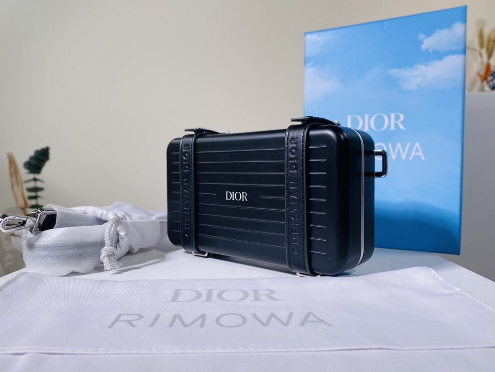 Super practical, total  3 compartments. It's the size of a handbag and can definitely fit an Iphone proMax [laughs][laughs][laughs][laughs][laughs]. With the logo [DIOR and RIMOWA] Logo embellishment is simply handsome [