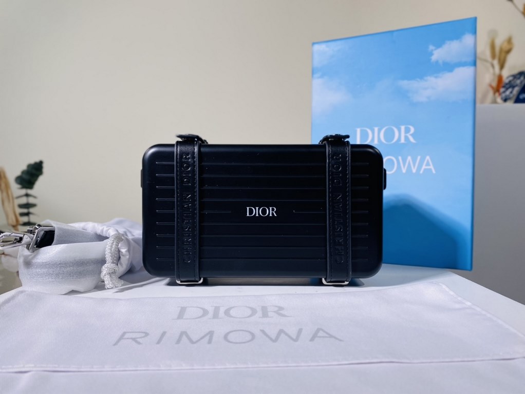 Super practical, total  3 compartments. It's the size of a handbag and can definitely fit an Iphone proMax [laughs][laughs][laughs][laughs][laughs]. With the logo [DIOR and RIMOWA] Logo embellishment is simply handsome [