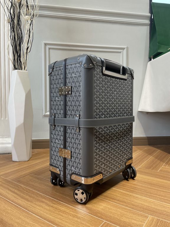 goyard has always been committed to the classic heritage of travel products. This boarding box is also the classic work of goyard. It is also the highest peak of retro sophistication, which can feel the exquisite workman