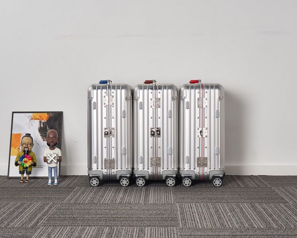 rimowa Germany counter rimowa aluminum Original219 new limited edition boarding trolley luggage. The highest version of the market, the handles are wrapped in leather, the market ordinary goods are made of plastic on the