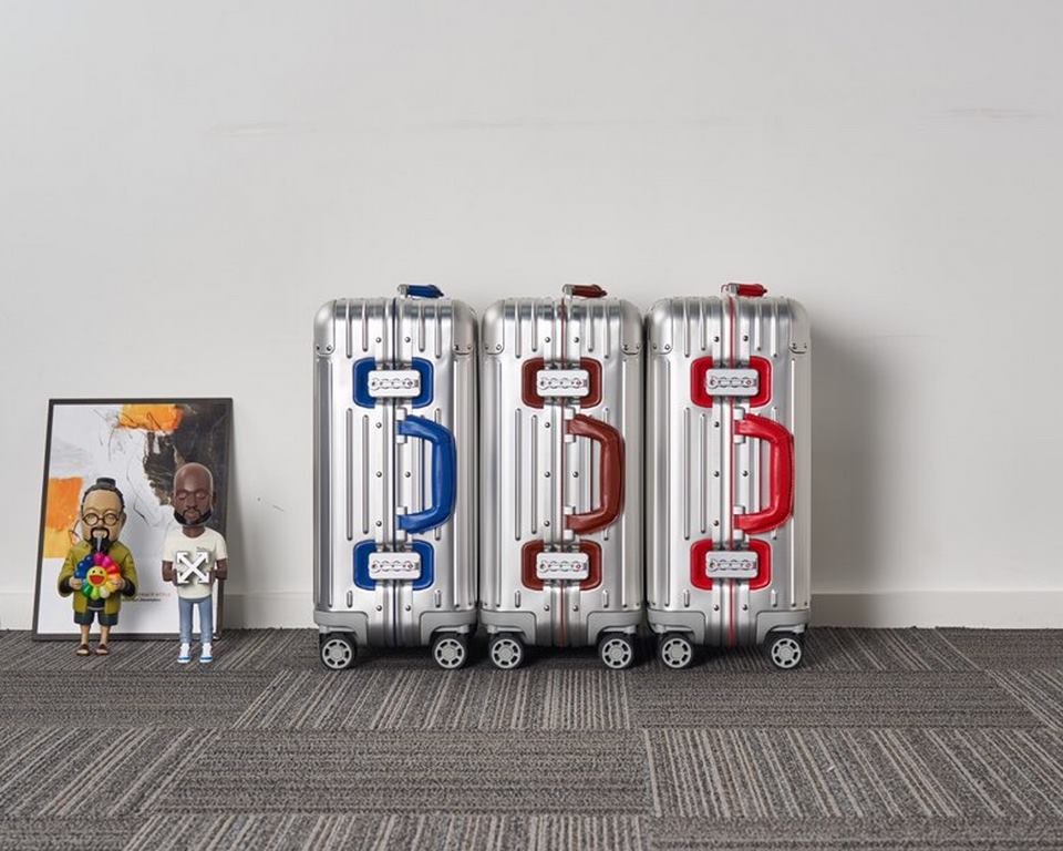 rimowa Germany counter rimowa aluminum Original219 new limited edition boarding trolley luggage. The highest version of the market, the handles are wrapped in leather, the market ordinary goods are made of plastic on the