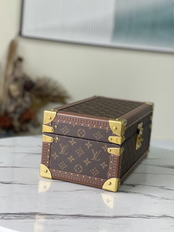 The original single new listing! Latest Products!   Multi-purpose organizer MCoffret Accessoires hard case in Monogram canvas continues the design essence of the classic Coffret 8 Montres hard case, so that wristwatches,