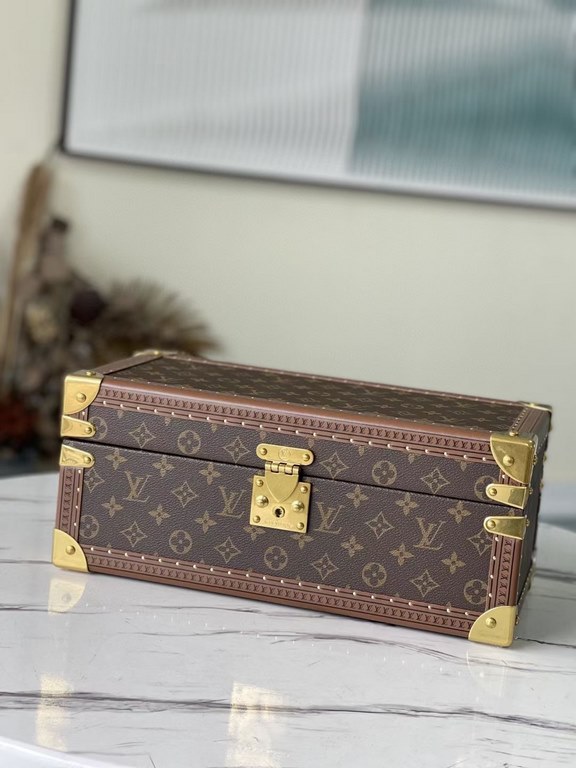 The original single new listing! Latest Products!   Multi-purpose organizer MCoffret Accessoires hard case in Monogram canvas continues the design essence of the classic Coffret 8 Montres hard case, so that wristwatches,