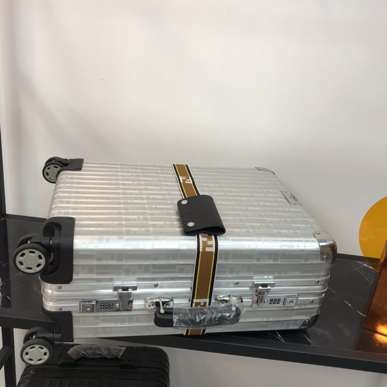 [Fendi X Rimowa] Love at first sight is perhaps when you see it for the first time, it is deeply imprinted. This is too good-looking, right The texture is perfect! The taste is too high!Aluminum-magnesium alloy material 