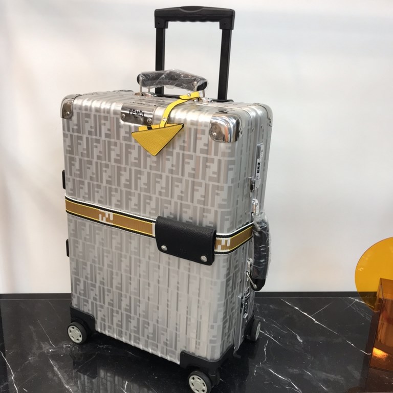 [Fendi X Rimowa] Love at first sight is perhaps when you see it for the first time, it is deeply imprinted. This is too good-looking, right The texture is perfect! The taste is too high!Aluminum-magnesium alloy material 