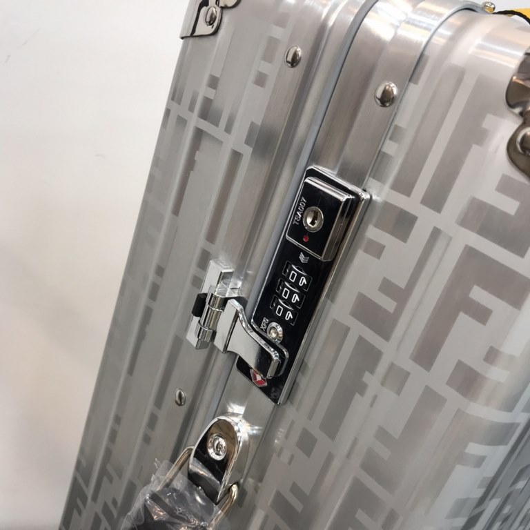 [Fendi X Rimowa] Love at first sight is perhaps when you see it for the first time, it is deeply imprinted. This is too good-looking, right The texture is perfect! The taste is too high!Aluminum-magnesium alloy material 