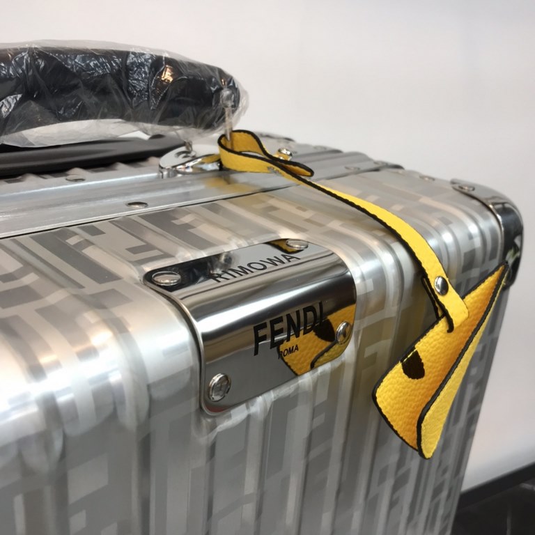 [Fendi X Rimowa] Love at first sight is perhaps when you see it for the first time, it is deeply imprinted. This is too good-looking, right The texture is perfect! The taste is too high!Aluminum-magnesium alloy material 