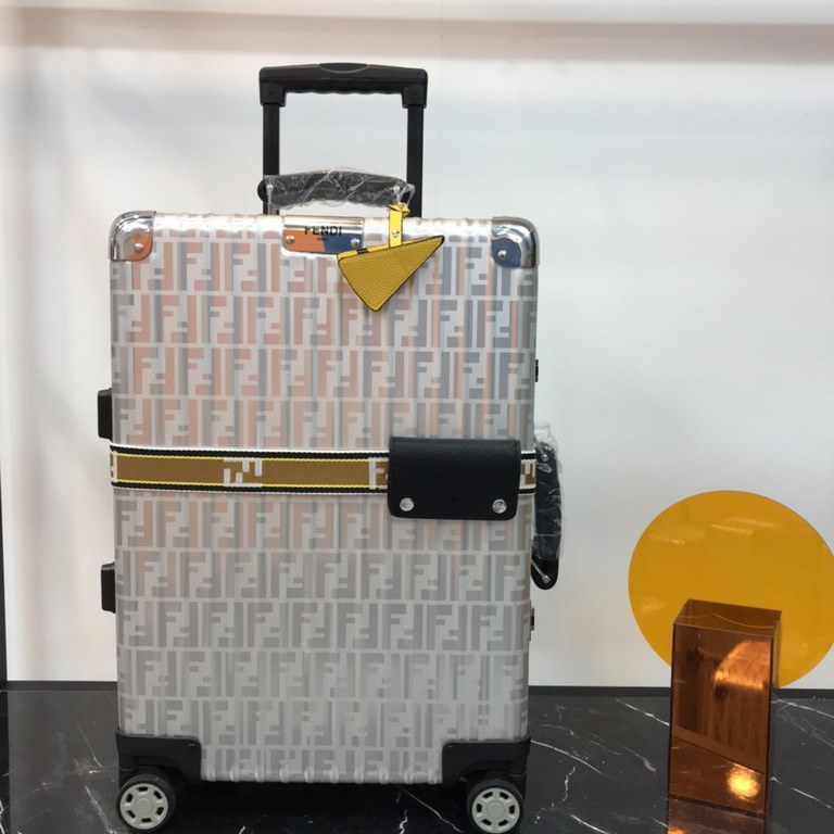 [Fendi X Rimowa] Love at first sight is perhaps when you see it for the first time, it is deeply imprinted. This is too good-looking, right The texture is perfect! The taste is too high!Aluminum-magnesium alloy material 