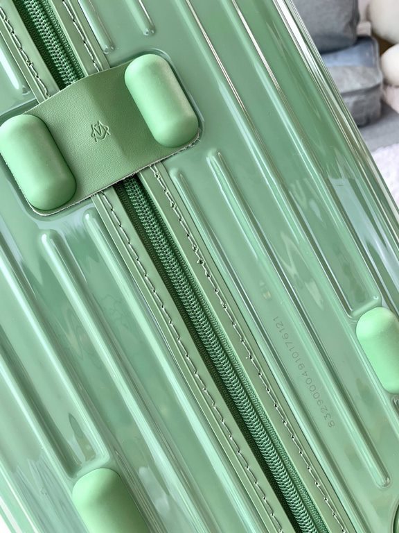 Rimowa Trolley caseluggageUltra-light pc zipper case, must get the same high value trolley case of YiYiChixi! Rimowa Essential new color collection! When you're young, you need to look good to travel! Color Sage Green 20