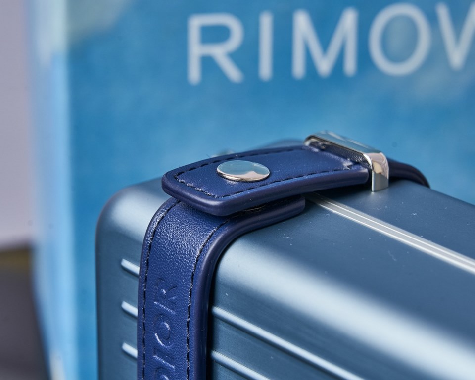 The RimowaXDior co-branded model. The material of the RimowaXDior is always sufficient. The lining is made of full lambskin.The lining is made of lambskin and the Rimowa aluminum-magnesium alloy is a perfect combination.