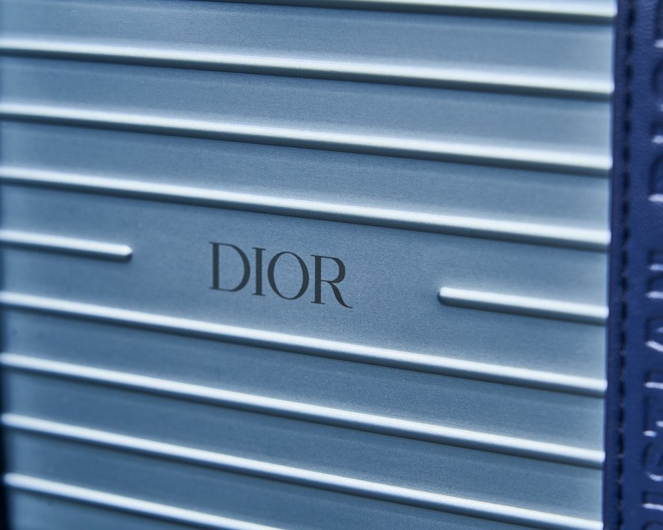 The RimowaXDior co-branded model. The material of the RimowaXDior is always sufficient. The lining is made of full lambskin.The lining is made of lambskin and the Rimowa aluminum-magnesium alloy is a perfect combination.