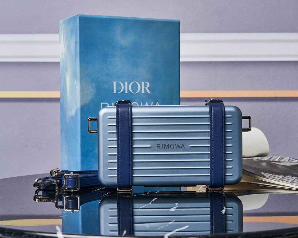 The RimowaXDior co-branded model. The material of the RimowaXDior is always sufficient. The lining is made of full lambskin.The lining is made of lambskin and the Rimowa aluminum-magnesium alloy is a perfect combination.