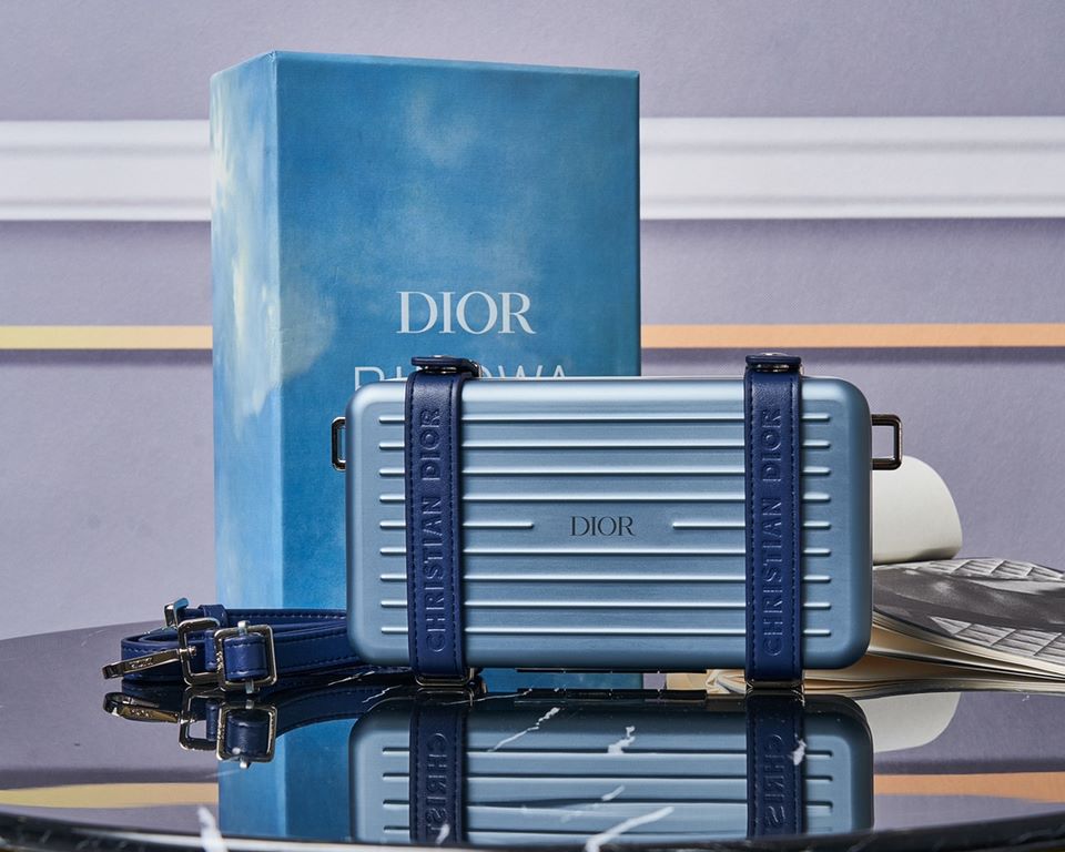 The RimowaXDior co-branded model. The material of the RimowaXDior is always sufficient. The lining is made of full lambskin.The lining is made of lambskin and the Rimowa aluminum-magnesium alloy is a perfect combination.