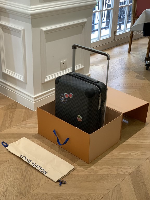 LOUIS VUITTON-HORIZON four-wheeled trolley case 55cm Specifications 38  55  21 (L  H  W) counter genuine quality In stock!L V Horizon trolley case is a classic piece created by the brand in collaboration with designer Ma