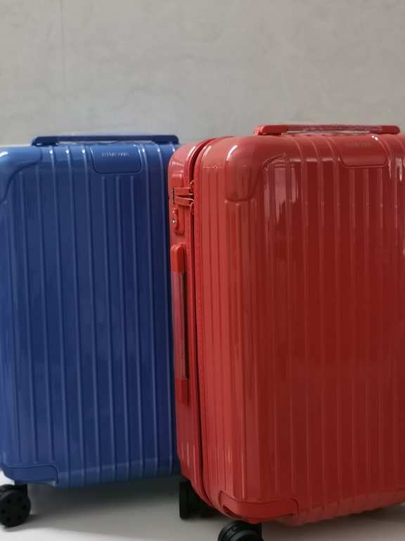 Flamingo red meets lake blue color scheme for luggage and accessoriesToday, the new colorful journey is officially launched!