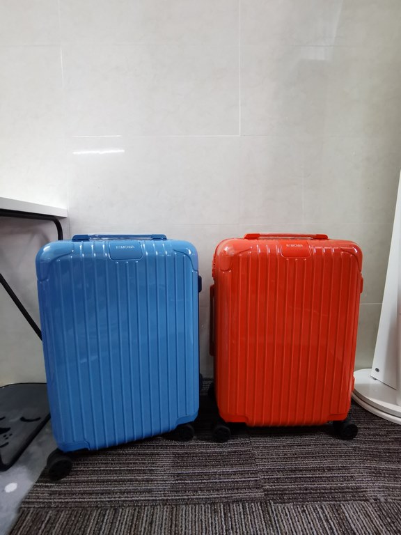 Flamingo red meets lake blue color scheme for luggage and accessoriesToday, the new colorful journey is officially launched!