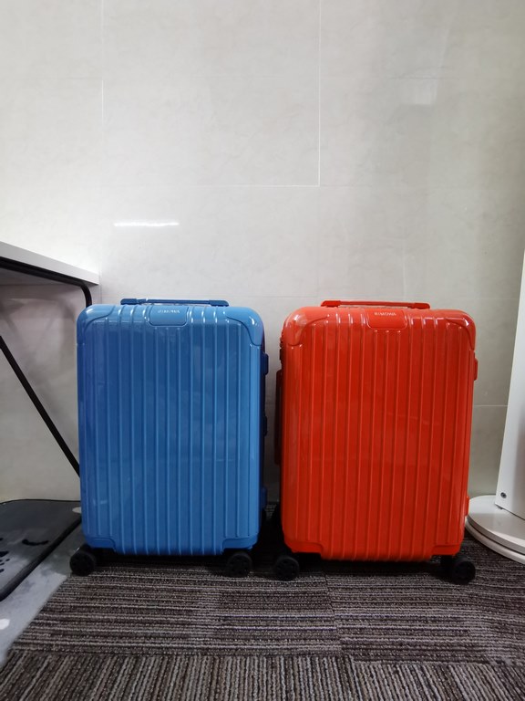 Flamingo red meets lake blue color scheme for luggage and accessoriesToday, the new colorful journey is officially launched!