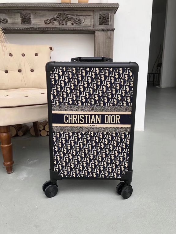 Dior LuggageHigh-end travelerVintage chic.It's really well loaded and sophisticated.It's a 20-inch suitcase.