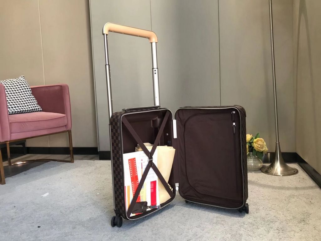 Payable on deliveryThe new Horizon luggage revitalizes Louis Vuitton's legendary heritage with a creative twist. The iconic Monogram canvas is embellished with travel appliqués that harken back to the brand's traditional