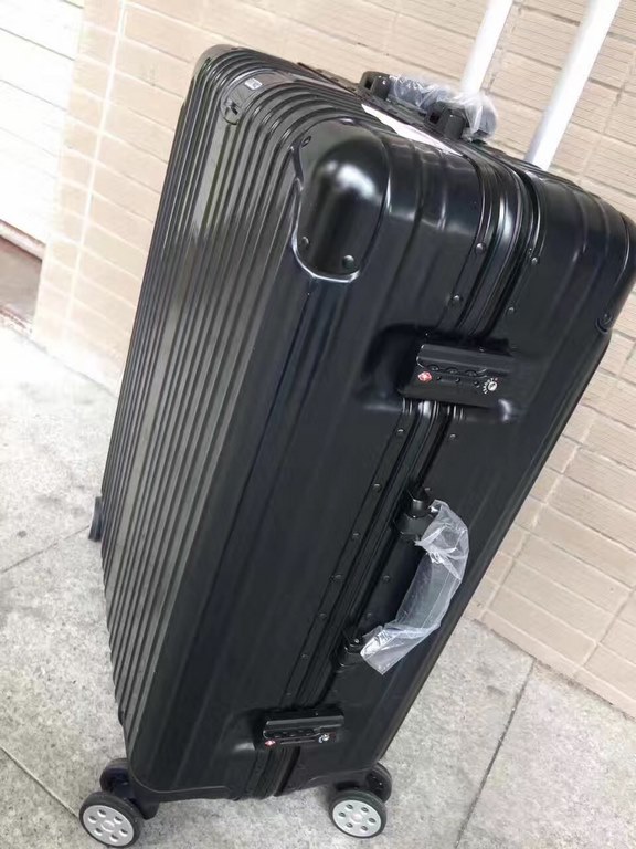 rimowa rimowa suitcase   model number1520pc regular model 秘 combination lock    material ultra-lightweight carbonate polyester material made of   stylish new single trolley handle   infinite trolley handle (can be stoppe