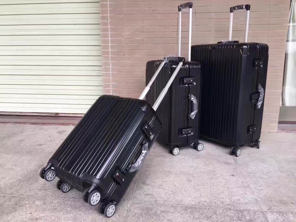 rimowa rimowa suitcase   model number1520pc regular model 秘 combination lock    material ultra-lightweight carbonate polyester material made of   stylish new single trolley handle   infinite trolley handle (can be stoppe