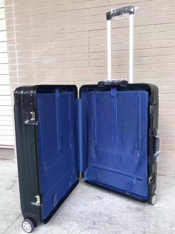 rimowa rimowa suitcase   model number1520pc regular model 秘 combination lock    material ultra-lightweight carbonate polyester material made of   stylish new single trolley handle   infinite trolley handle (can be stoppe