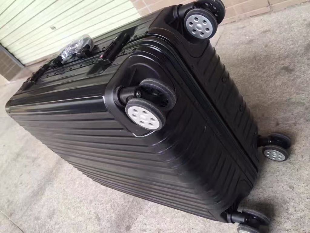 rimowa rimowa suitcase   model number1520pc regular model 秘 combination lock    material ultra-lightweight carbonate polyester material made of   stylish new single trolley handle   infinite trolley handle (can be stoppe