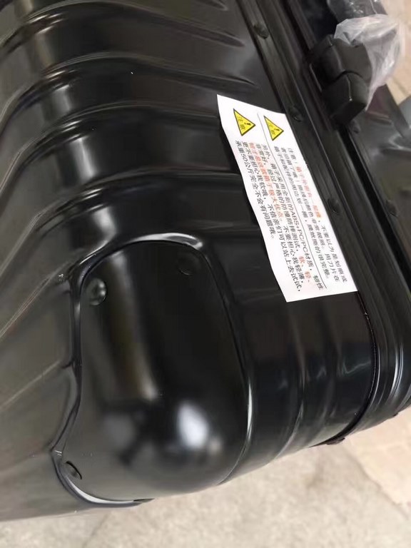 rimowa rimowa suitcase   model number1520pc regular model 秘 combination lock    material ultra-lightweight carbonate polyester material made of   stylish new single trolley handle   infinite trolley handle (can be stoppe