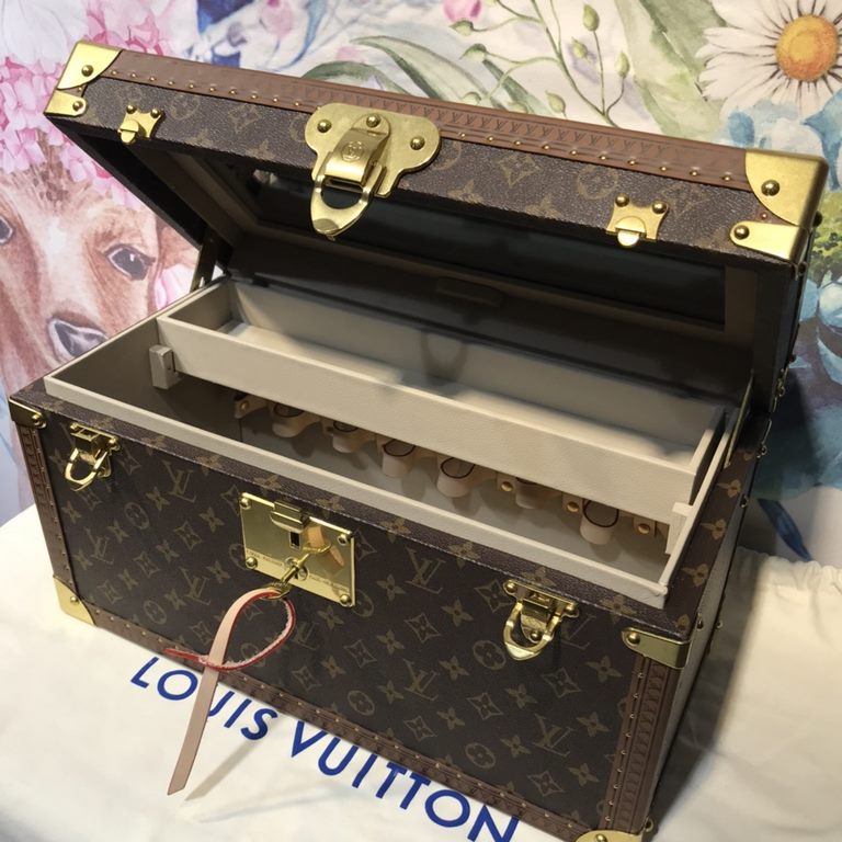 M4700DJHZXCosmetic case with mirrorThis makeup case is made of Monogram canvas fabric and contains a makeup mirror. Complete with a washable lining and 14 bottle sleeves, it is the ideal travel companion. This product is