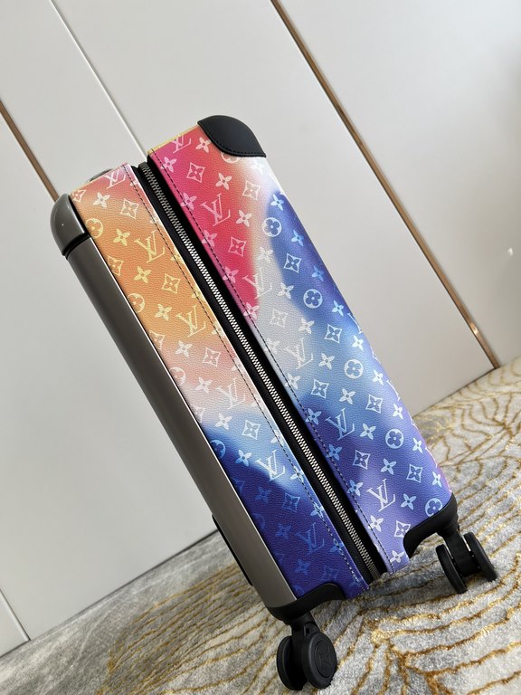 Exclusive Aurora Luggage】The new Horizon luggage revolutionizes Louis Vuitton's legacy with a creative twist. The iconic Monogram canvas is embellished with travel appliqués that harken back to the brand's heritage of lu