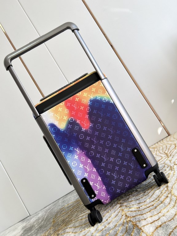 Exclusive Aurora Luggage】The new Horizon luggage revolutionizes Louis Vuitton's legacy with a creative twist. The iconic Monogram canvas is embellished with travel appliqués that harken back to the brand's heritage of lu