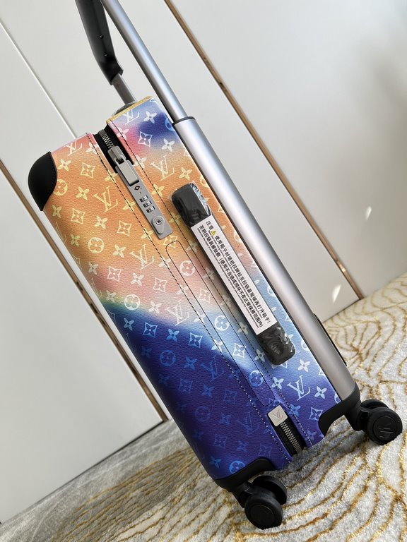 Exclusive Aurora Luggage】The new Horizon luggage revolutionizes Louis Vuitton's legacy with a creative twist. The iconic Monogram canvas is embellished with travel appliqués that harken back to the brand's heritage of lu