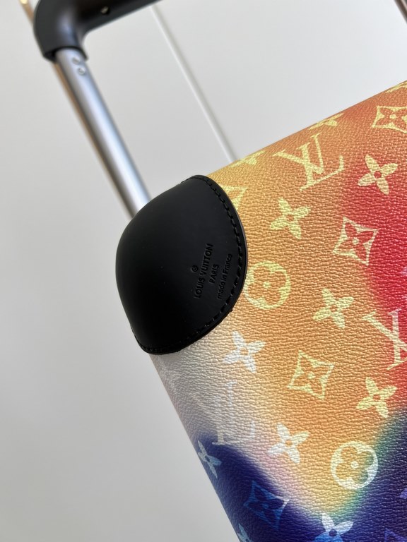 Exclusive Aurora Luggage】The new Horizon luggage revolutionizes Louis Vuitton's legacy with a creative twist. The iconic Monogram canvas is embellished with travel appliqués that harken back to the brand's heritage of lu