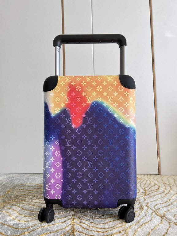 Exclusive Aurora Luggage】The new Horizon luggage revolutionizes Louis Vuitton's legacy with a creative twist. The iconic Monogram canvas is embellished with travel appliqués that harken back to the brand's heritage of lu